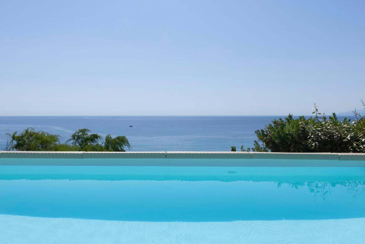 Luxury Villa By The Beach Steniaí Exterior foto